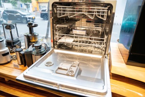 Loại máy: Máy rửa chén để bạn - độc lậpCông suất:1380 - 1620W Tiêu thụ nước:9.5 lít/ 1 lần rửa Số chén bát rửa được:10 bộ đồ ăn Châu Á Chương trình: Rửa mạnh Rửa thông thường Rửa tiết kiệm Eco Rửa ly Rửa 90 phút Rửa nhanh Tự động làm sạch máy Chế độ sấy tăng cường Turbo Air Pro với đèn UV diệt khuẩn và giữ liên tục trong 72 giờ. Chức năng hẹn giờ tiện lợi Tiêu chuẩn tiết kiệm năng lượng A+ ( Châu Âu ) Công nghệ rửa: Rửa nước nóng Công nghệ sấy: Sấy tăng cường Khay chén: Khay dao kéo Khay trên Khay dưới Chất liệu vỏ máy:Thép không gỉChất liệu cửa:Thép không gỉ Bảng điều khiển: Nút nhấn Màn hình hiển thị Kích thước - Khối lượng: Rộng 550mm Sâu 500mm Cao 595mm Chiều dài ống cấp nước:155mm Chiều dài ống thoát nước:149mm